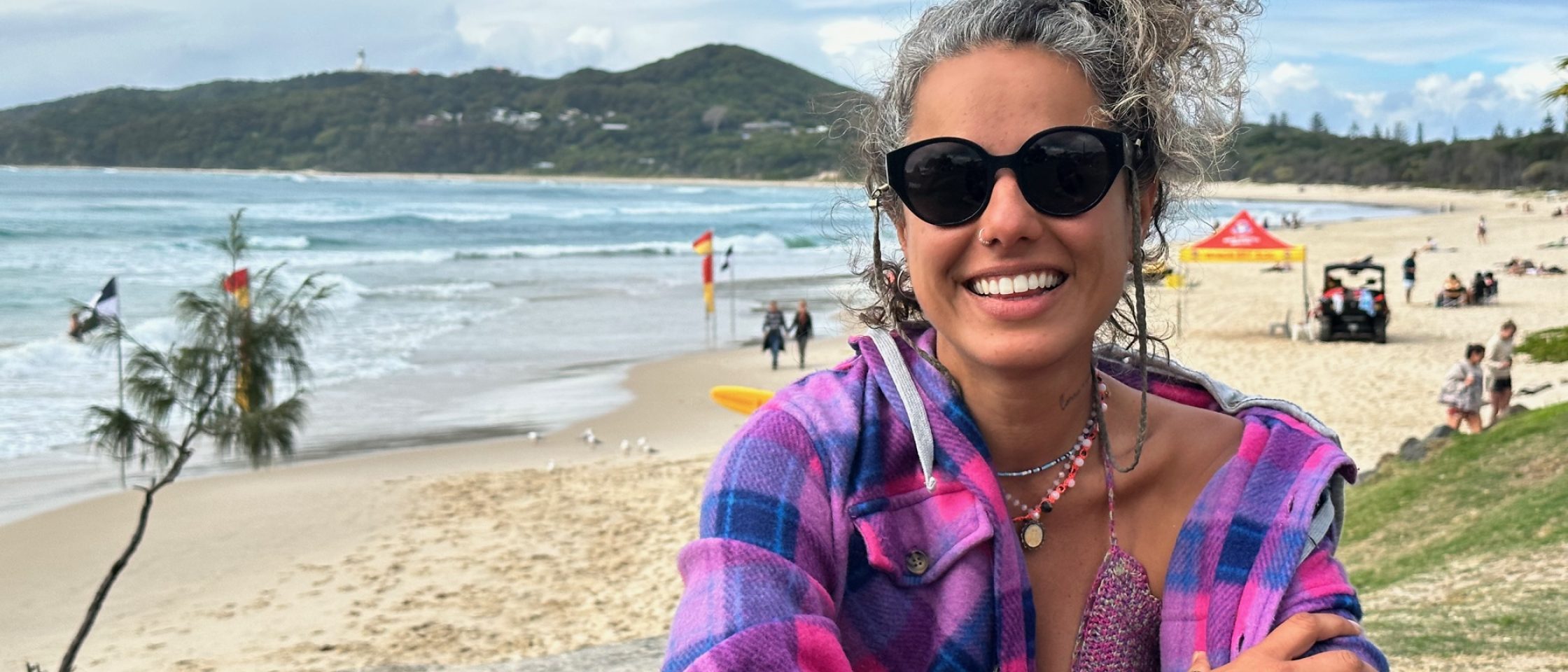 Mulher em uma praia em Byron Bay, Austrália