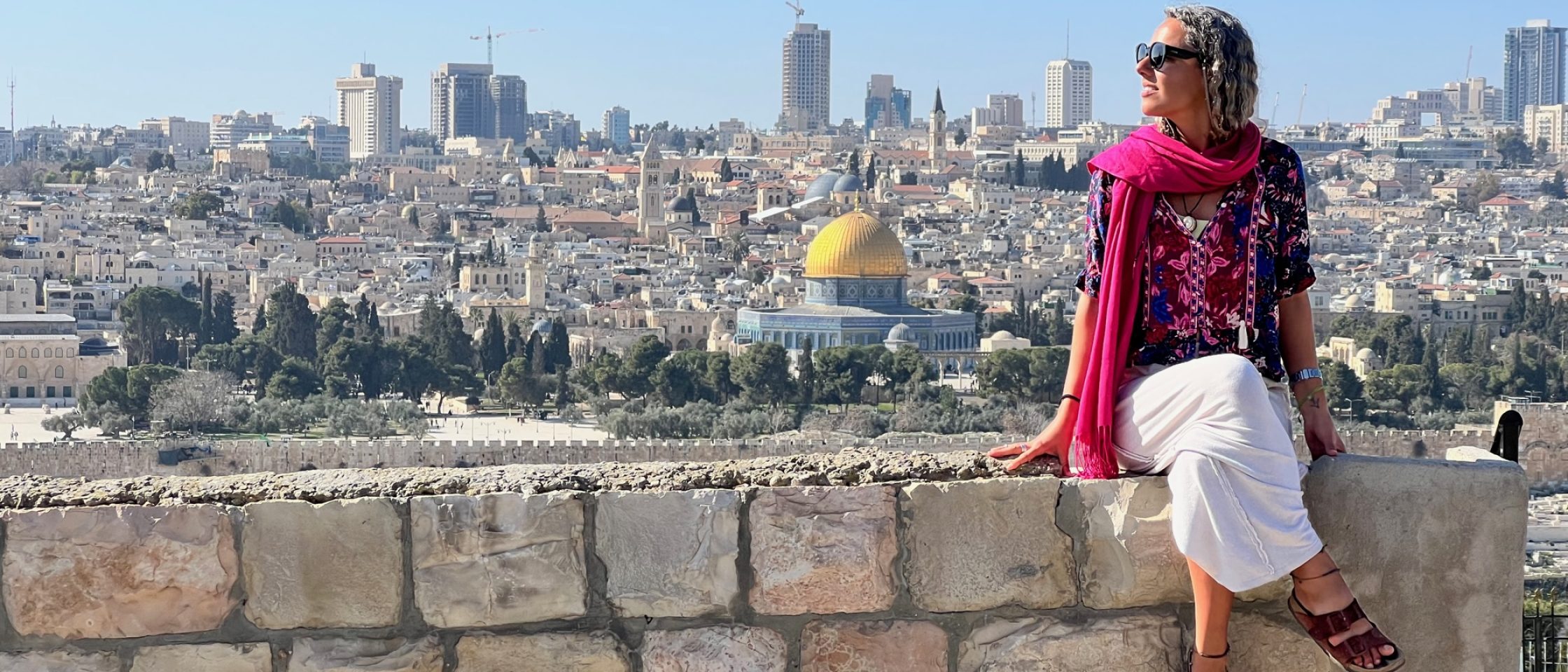 Mulher em panorama da cidade de Jerusalém, Israel