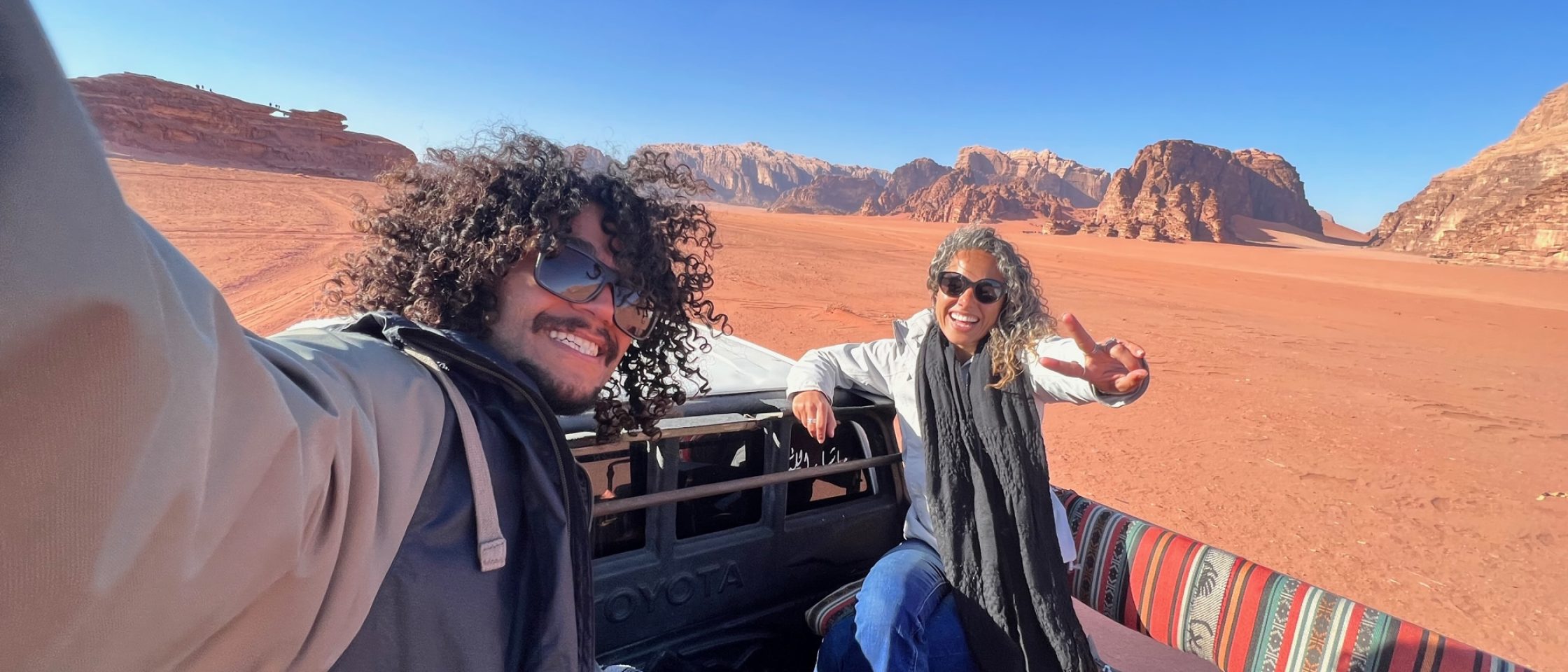 Homem e mulher no deserto Wadi Rum na Jordânia