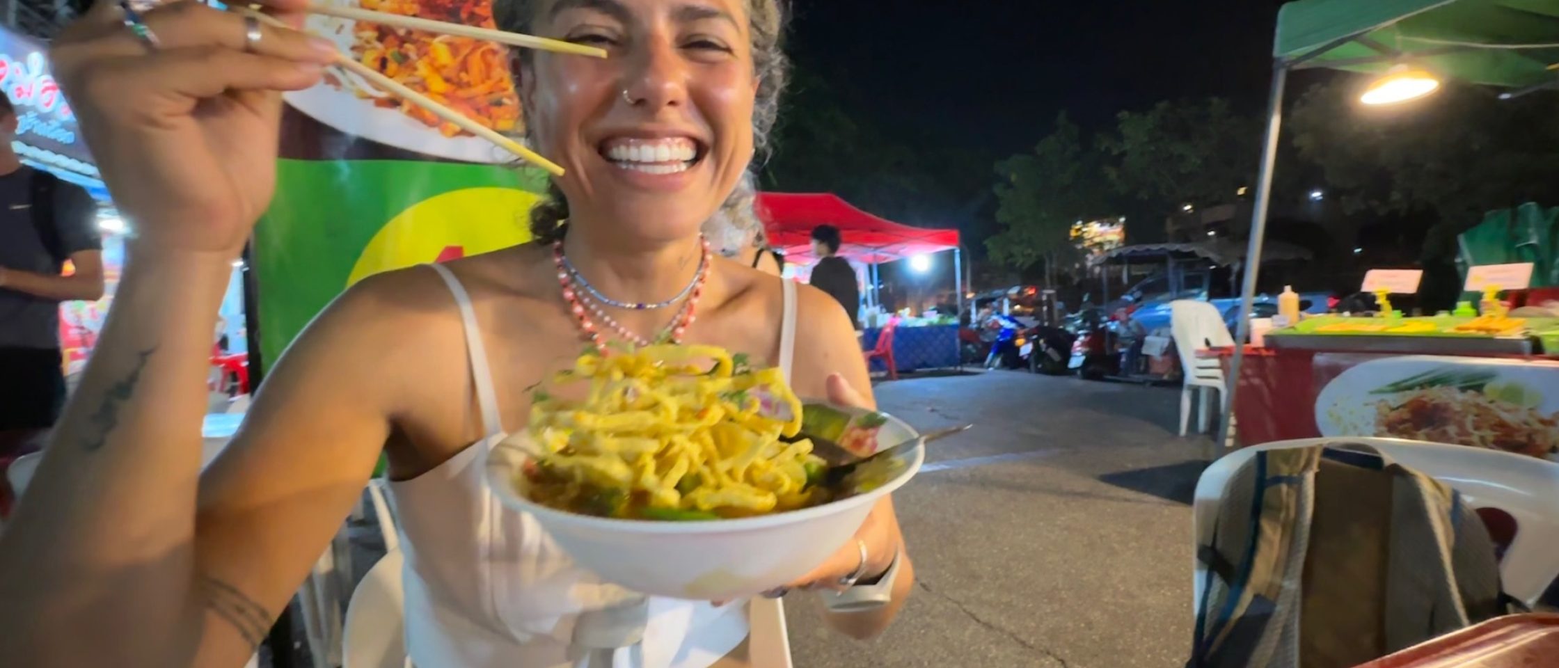 Mulher com prato de comida típico em Chiang Mai, Tailândia