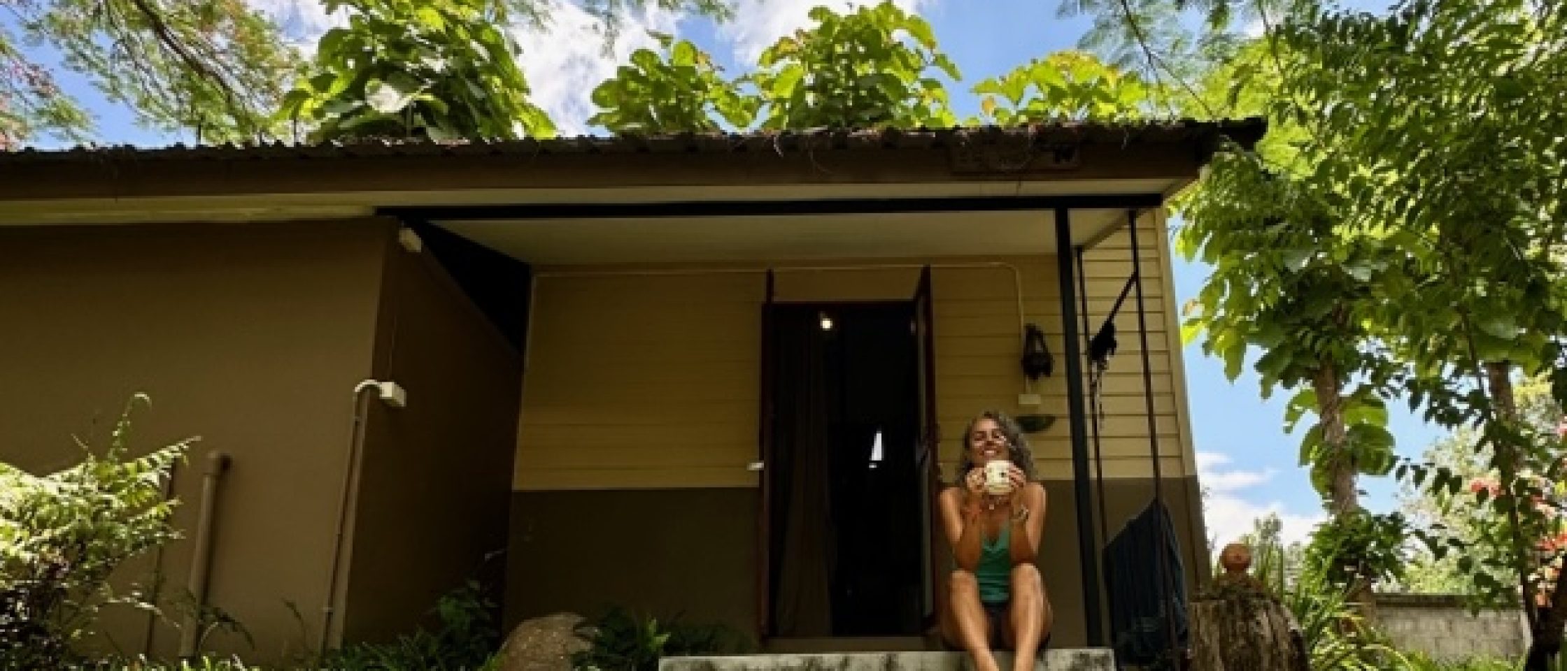 Mulher mochileira em bungalow em Pai, na Tailândia