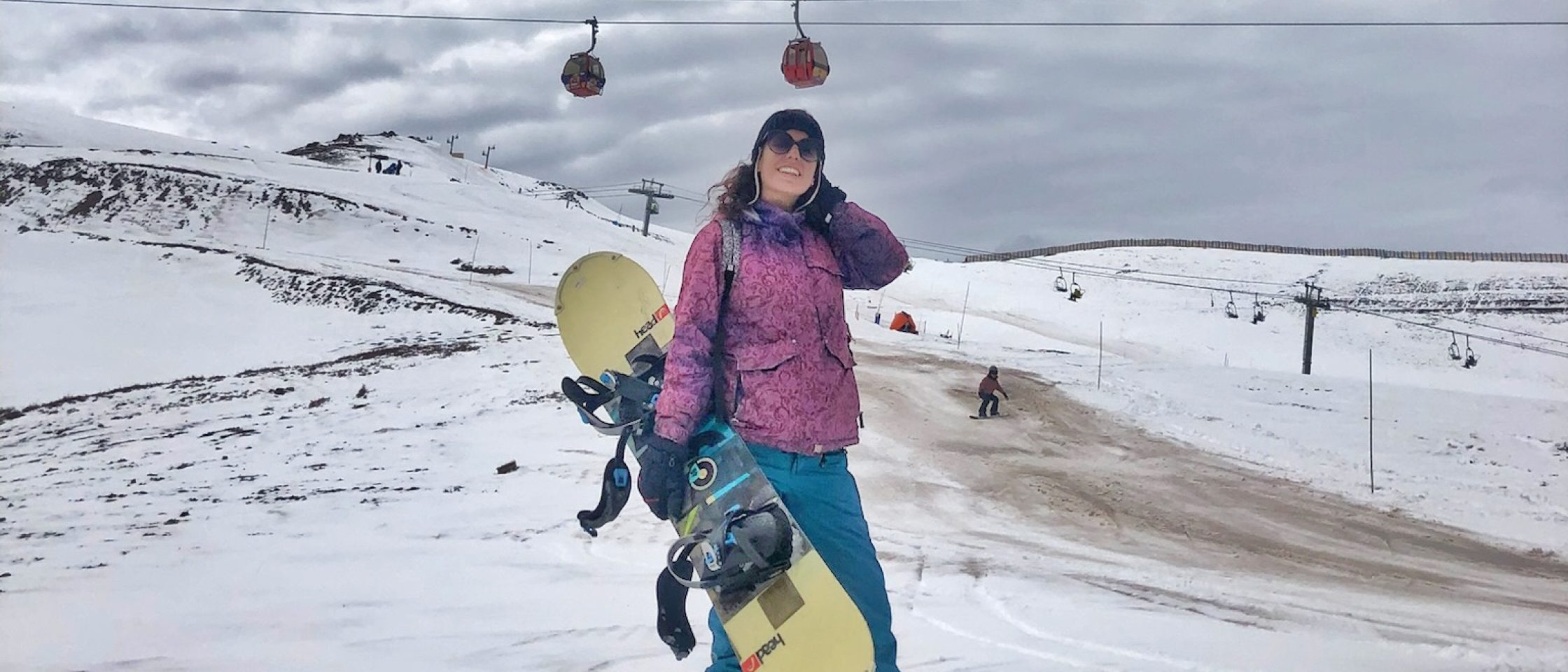 mulher em estação de esqui curtindo a neve no Chile