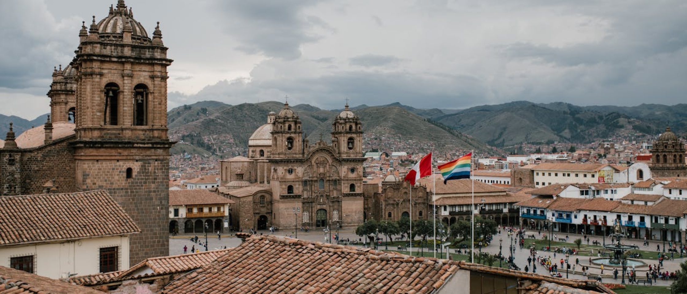 Foto de Julia Volk: https://www.pexels.com/pt-br/foto/paisagem-urbana-de-uma-igreja-medieval-e-casas-com-telhado-de-telha-velha-em-cusco-peru-5198285/