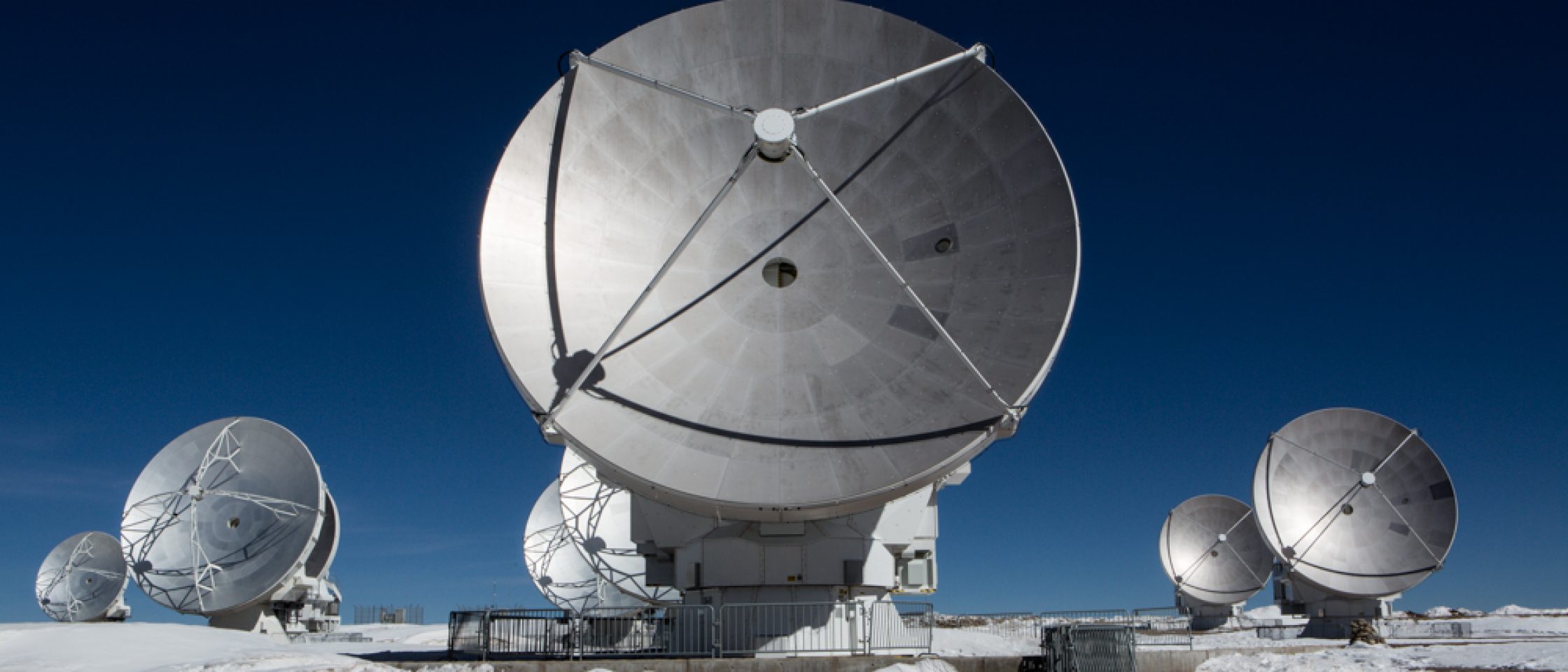 Antennas at  Atacama Large Millimeter/submillimeter Array (ALMA), at an altitude of 5,000 meters above sea level on the Chajnantor Plateau, Atacama, Chile. Crédito: Oguzhan Altun