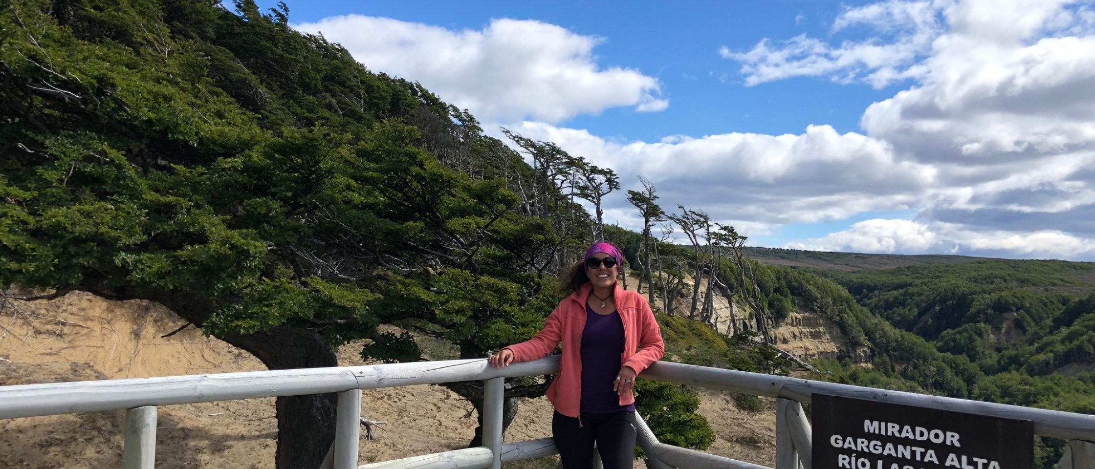 Mulher em um mirante em Punta Arenas